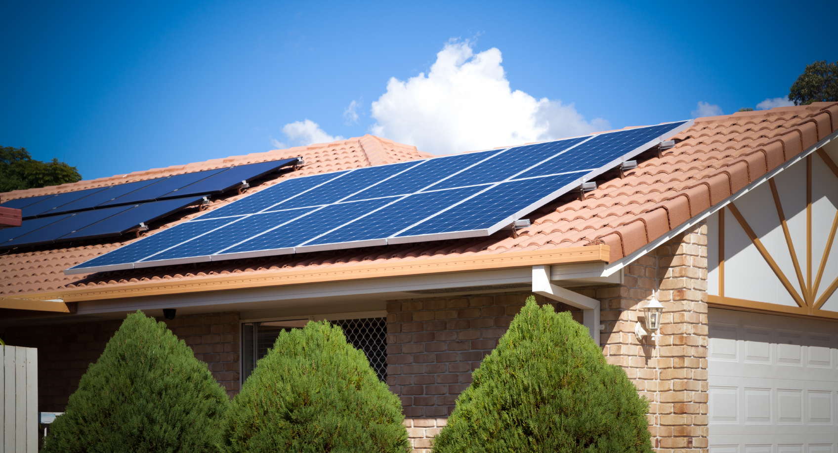 casa com placas solares no teto, utilizando energia solar