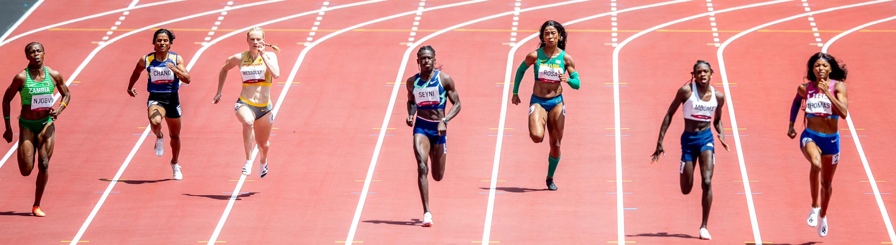 atletas em uma pista de atletismo