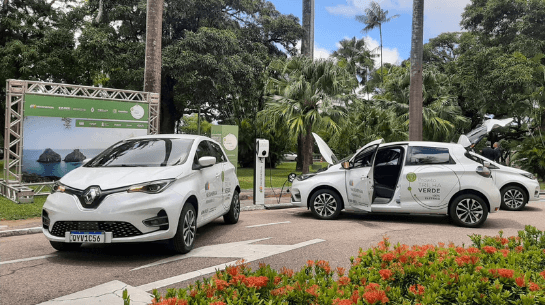 Carros elétricos em eletroposto instalado em Fernando de Noronha.