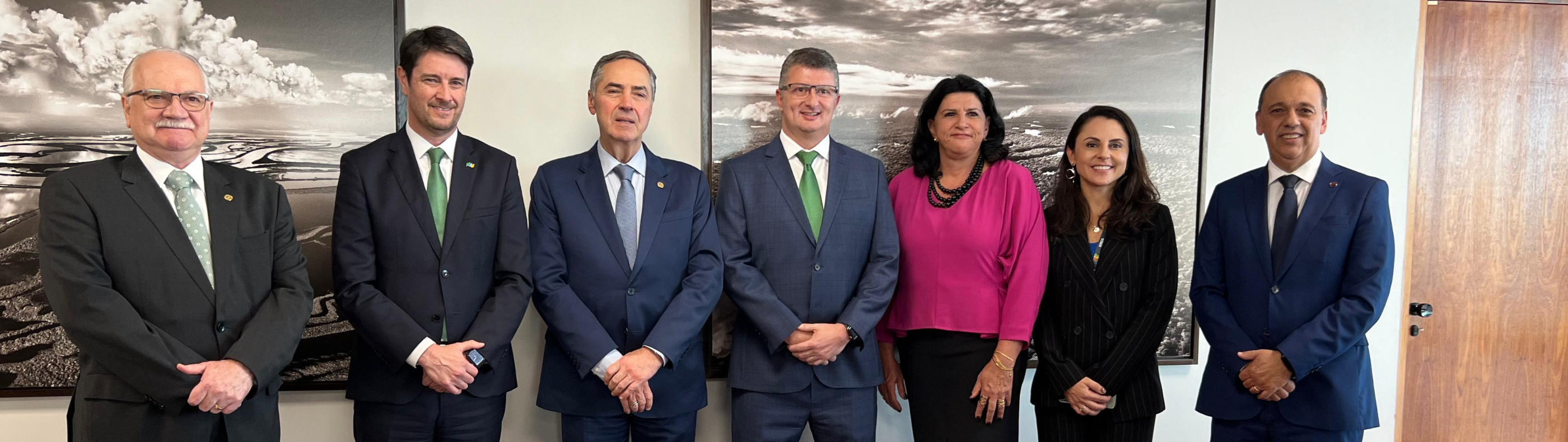 Ministro do STF, Edson Fachin, ao lado do CEO da Neoenergia, Eduardo Capelastegui; do ministro Luís Roberto Barroso; do diretor-presidente da Neoenergia Brasília, Frederico Candian; da superintendente de Eficiência Energética da Neoenergia, Ana Mascarenhas; da secretária de Relações com a Sociedade do STF, Teresa Cristina de Melo Costa; e do secretário de Inovação e Transição Energética da Aneel, Paulo Luciano de Carvalho 