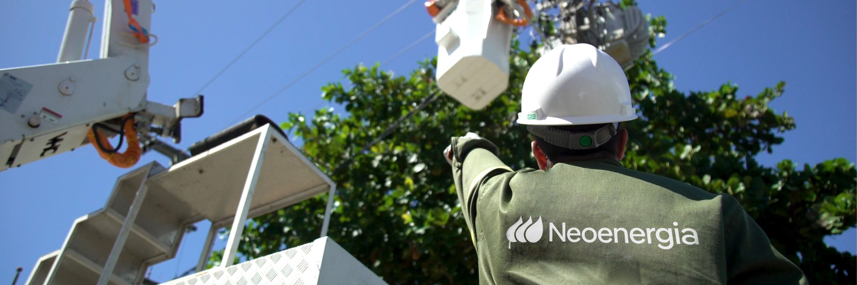 Eletricista da Neoenergia atuando na rede elétrica