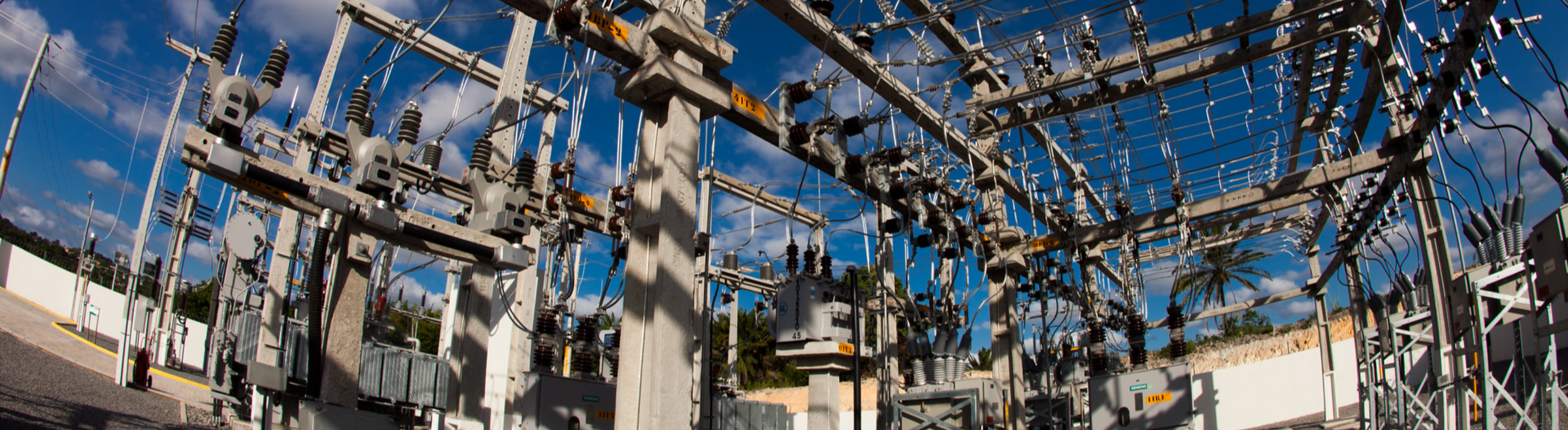 close de uma subestação de energia com destaque para os elemtros que formam o conjunto de equipamentos 