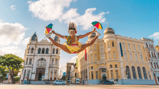 passista de frevo fazendo passos no Marco Zero do Recife