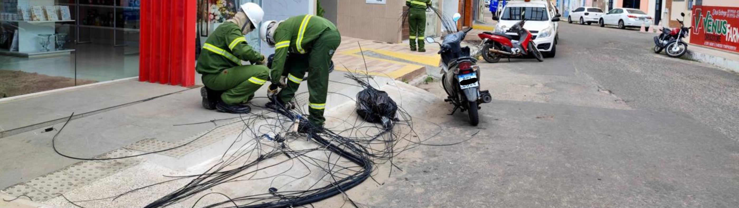 Mais de 18 toneladas de cabos de telecomunicações irregulares são retiradas dos postes em Natal